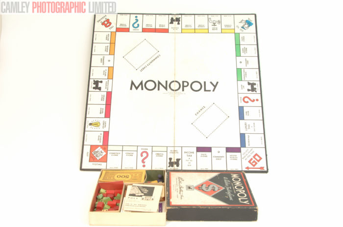 US Monopoly Game. 1941 - 1946. Wooden pieces & Board. Graded: LN- [#9909] - Image 3