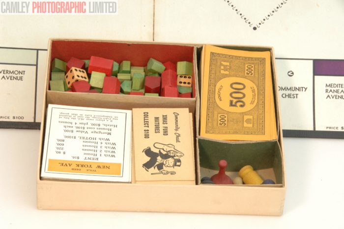 US Monopoly Game. 1941 - 1946. Wooden pieces & Board. Graded: LN- [#9909] - Image 4